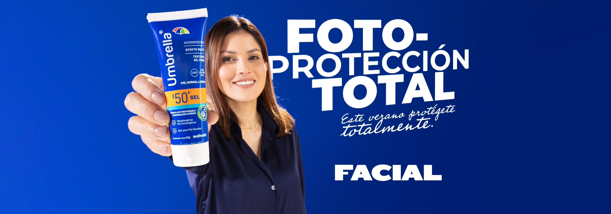 Mujer sonriendo sostiene protector solar Umbrella Gel SPF 50+ en primer plano, sobre fondo azul con el mensaje ‘Fotoprotección total. Este verano protégente totalmente. Facial’.