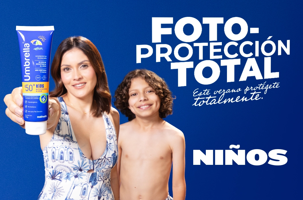 Mujer y niño sonrientes sostienen protector solar Umbrella Kids Muy Resistente al Agua SPF 50+, sobre fondo azul con el mensaje ‘Fotoprotección total. Este verano protégente totalmente. Niños’.